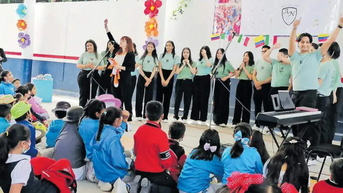 grupo coral de Colombia en escuela de Amaxac